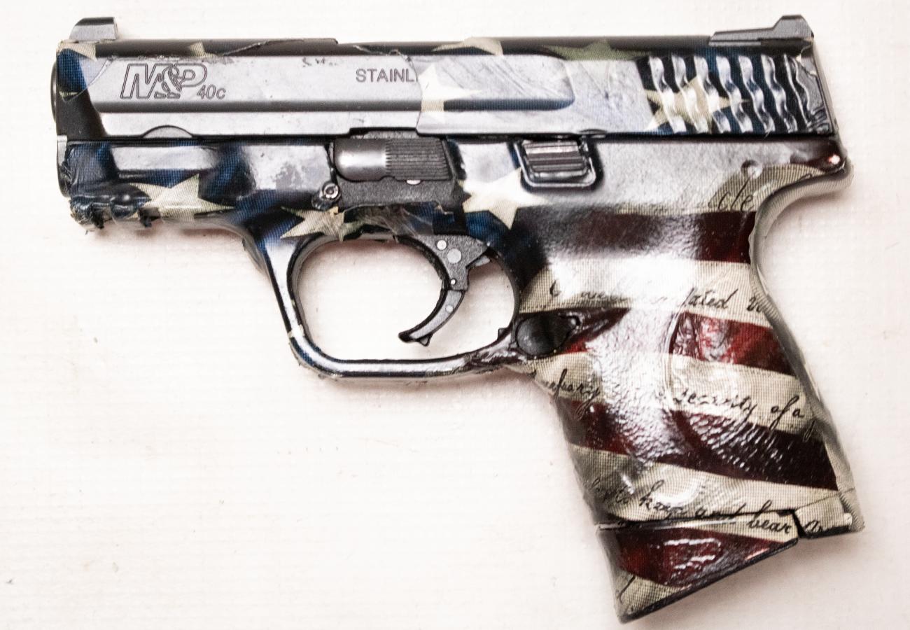 SMITH AND WESSON M&P40C 40 S&W Police Trade-in Semi-Auto Pistol with US Flag Wrap